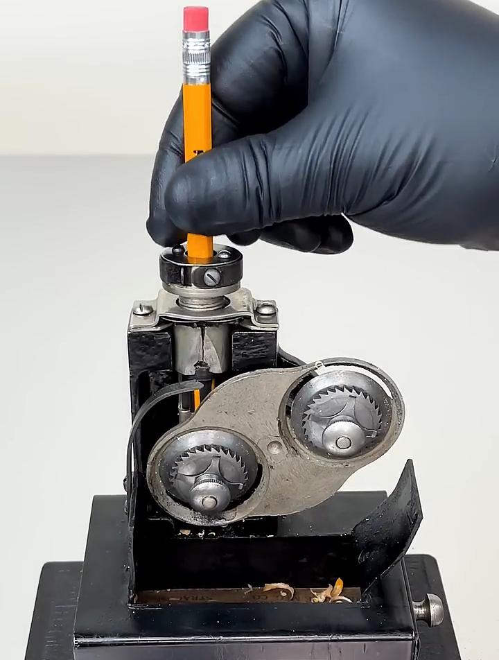 机械之美的微缩诗篇 19世纪削笔器的精致艺术